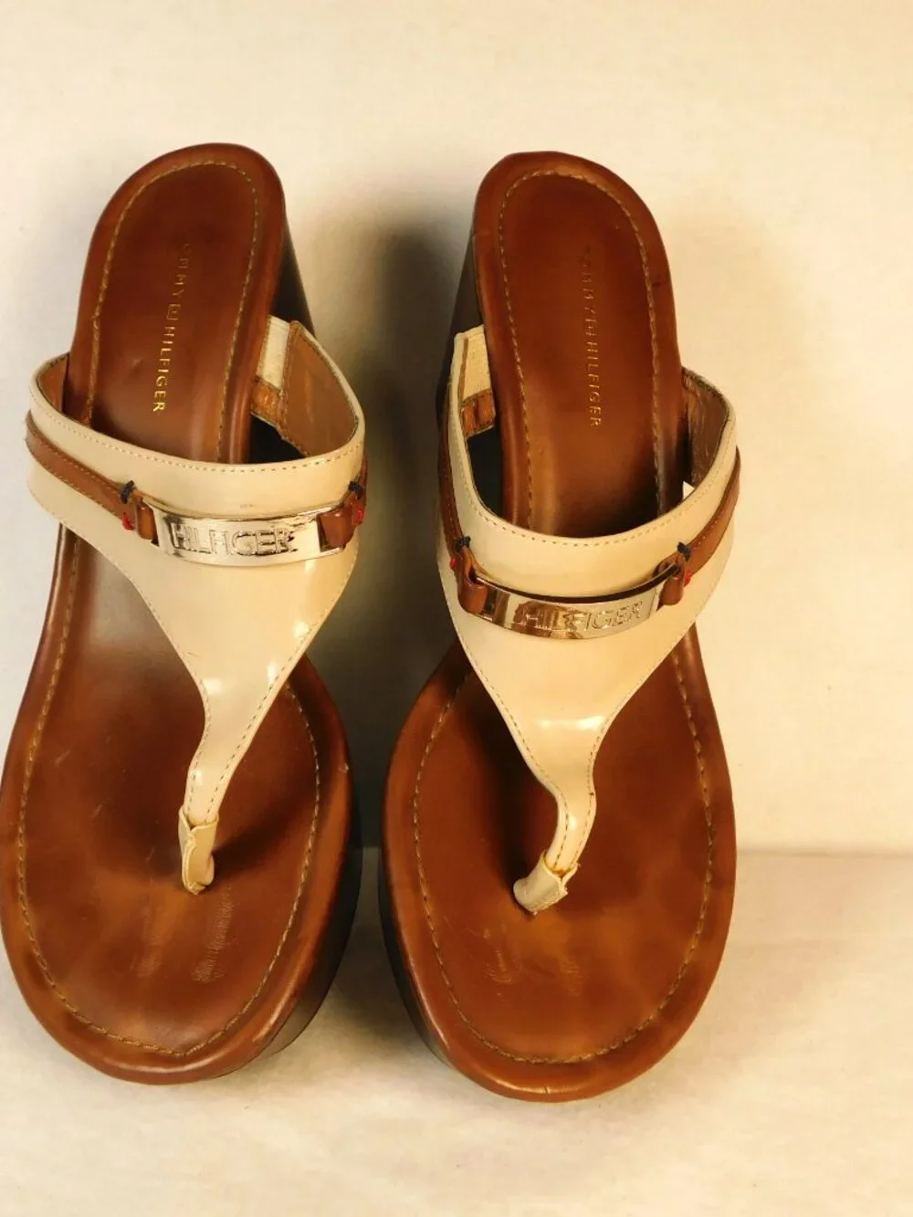 Tommy Hilfiger Siesta Women's 8 Platform Wedge Flip Flops Brown/Cream/Gold Logo